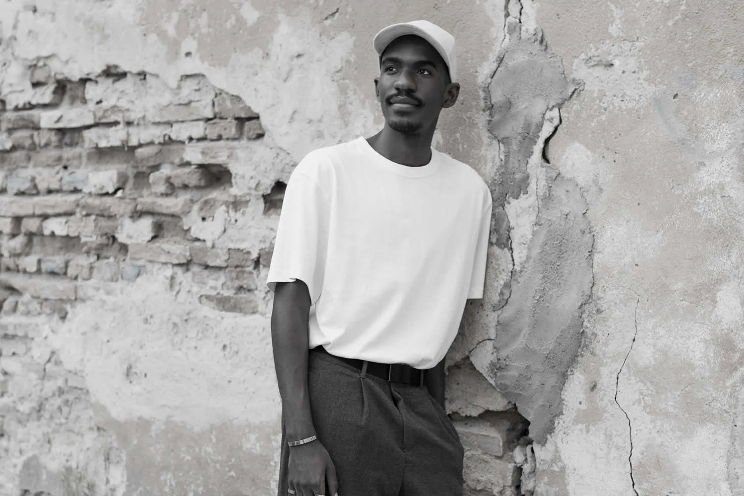 How to Style Oversized T-Shirts (Outfit Ideas That Work)